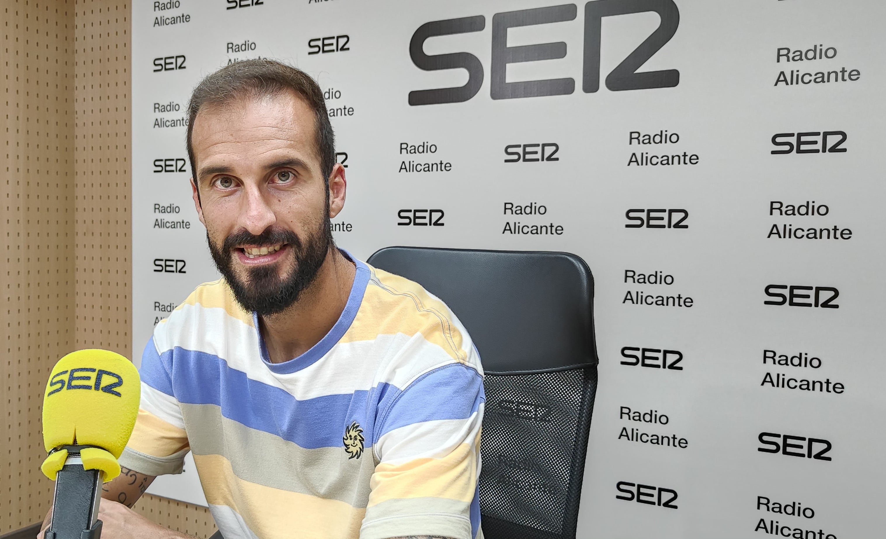 Josema, jugador del Hércules CF, en los estudios de Radio Alicante