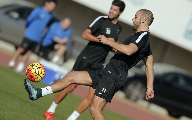 Amrabat, junto a Miguel Torres, en uno de sus últimos entrenamientos como blanquiazul