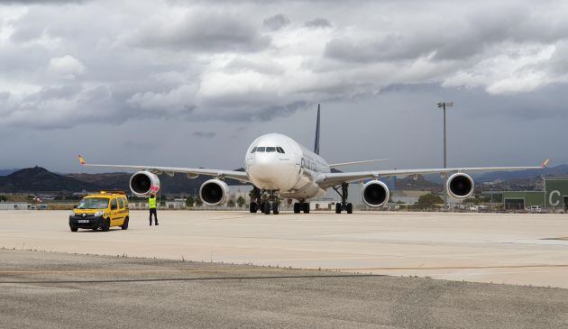 Uno de los aviones, cargados de material sanitario, tras aterrizar en Málaga