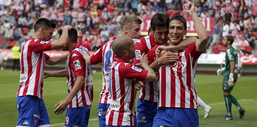 Scepovic celebra el 3-0 del Sporting al Tenerife en la temporada 2013/2014