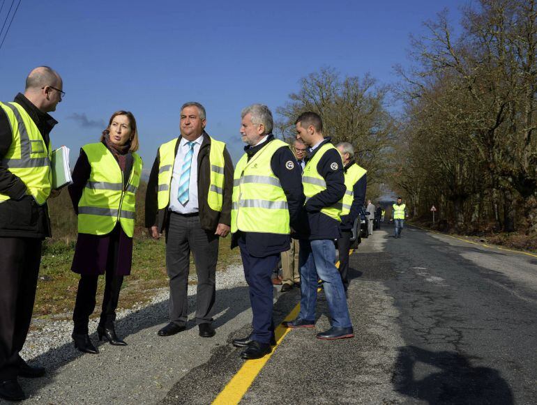 La ministra de Fomento, Ana Pastor junto al vicepresidente de la diputación de Ourense, Rosendo Fernández y el alcalde de Paderne de Allariz, José Manuel Gómez 