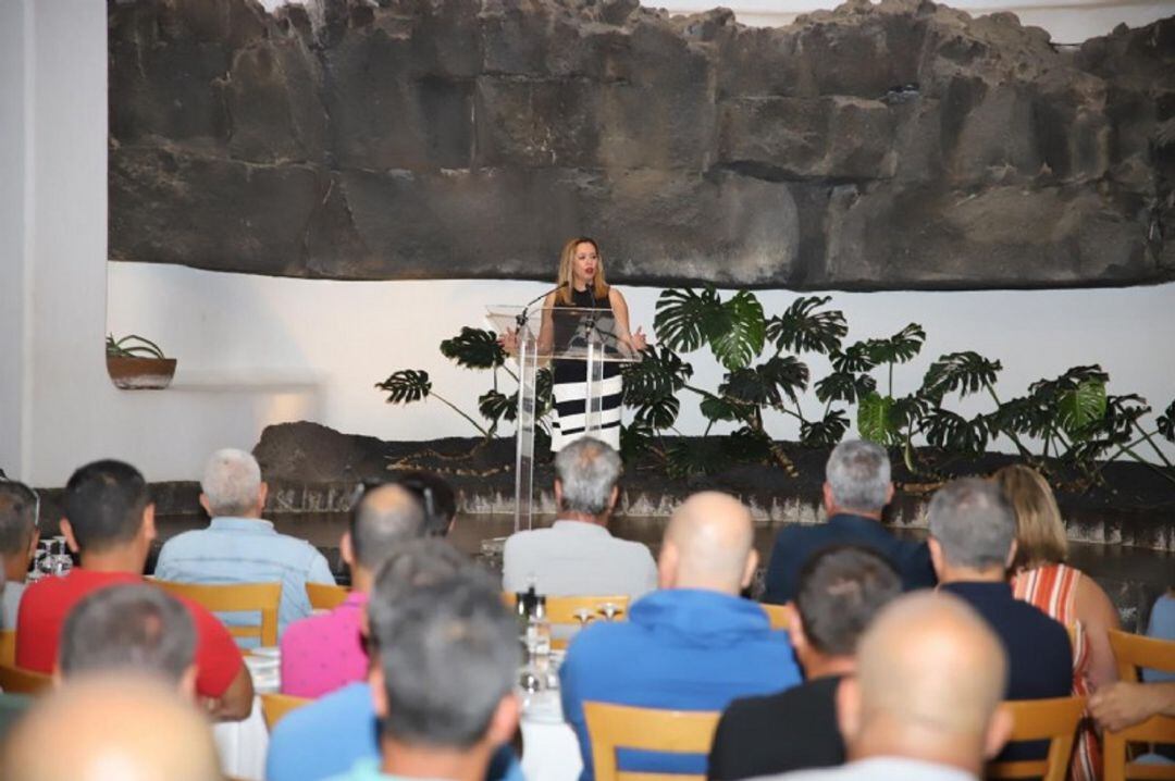 María Dolores Corujo dirigiéndose a los trabajadores de los Centros de Arte, Cultura y Turismo.