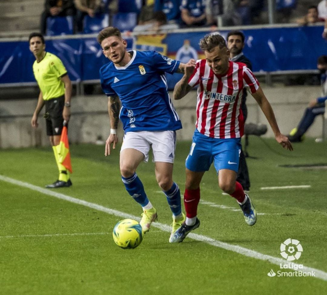 Fran Villalba disputa un balón en la banda durante el derbi, ante la atenta mirada de David Gallego.