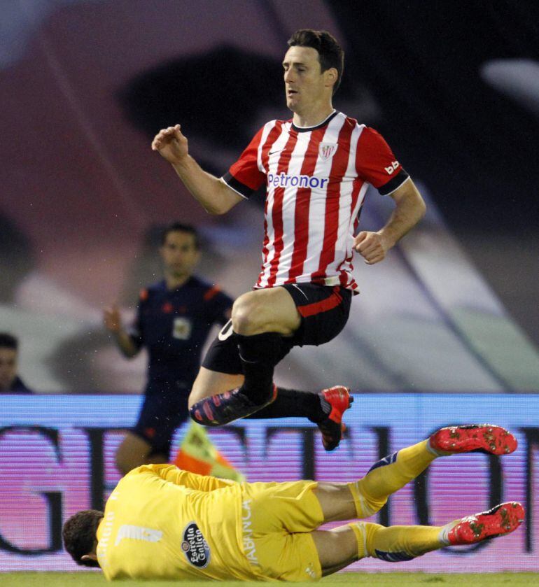 GRA392. VIGO (PONTEVEDRA), 14/03/2015.- El poretro del Celta Sergio Álvarez (abajo) detiene un balón ante Aduriz, del Athletic de Bilbao, durante el partido de Liga en Primera División que están disputando esta noche en el estadio de Balaídos, en Vigo. EFE/Salvador Sas