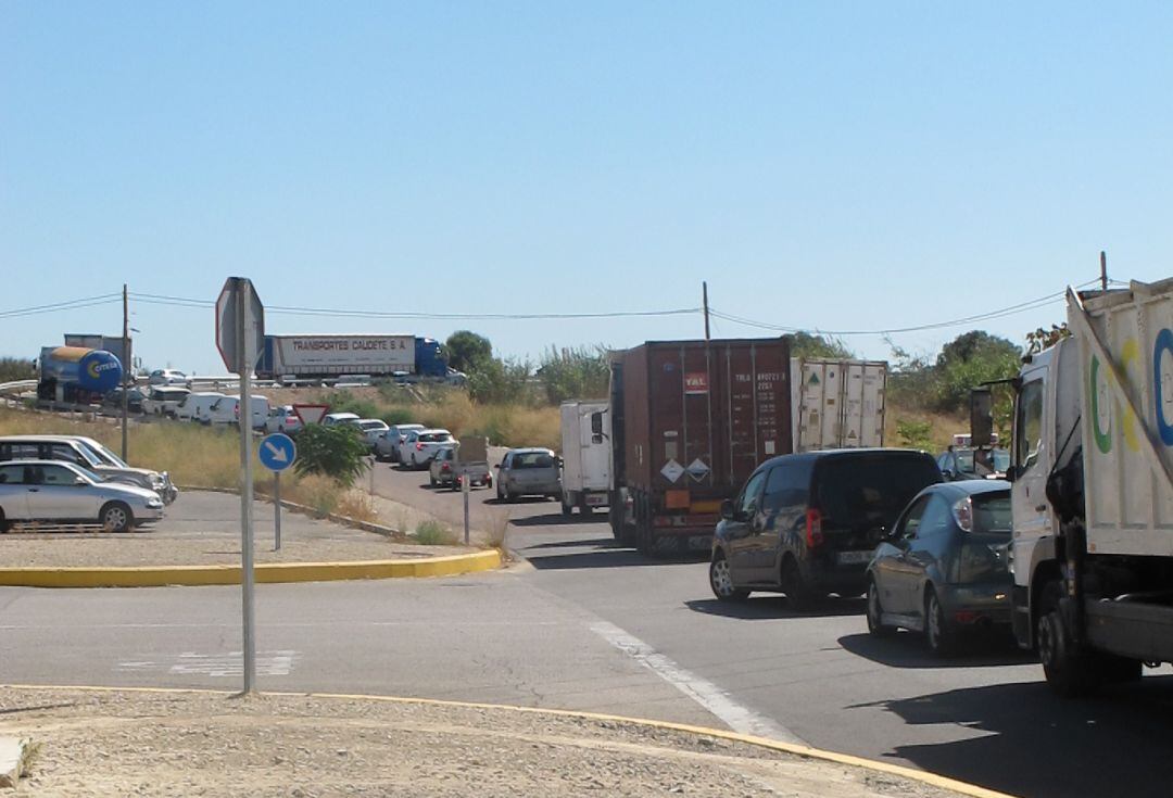 Colas en los accesos al polígono industrial de Fuente del Jarro