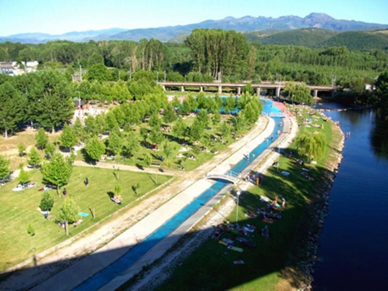 Numerosos ayuntamientos aprovechan el cauce de los ríos para llevar a cabo este tipo de proyectos. En la imagen: playa fluvial de Toral de los Vados (Castilla y León)