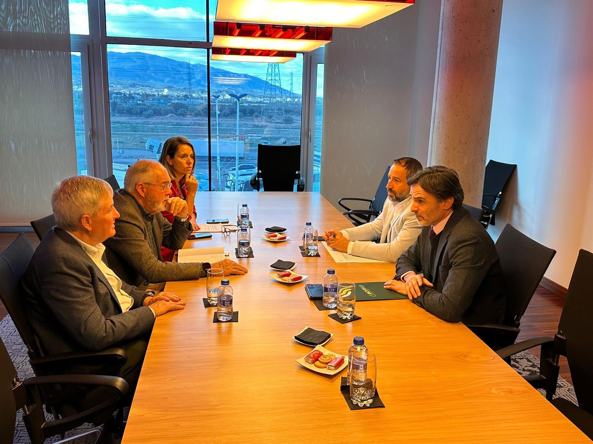 El consejero de Fomento, Jorge García Montoro, acompañado del presidente de FROET, Pedro Díaz, durante un encuentro para hablar de las principales novedades del transporte interurbano de la Región