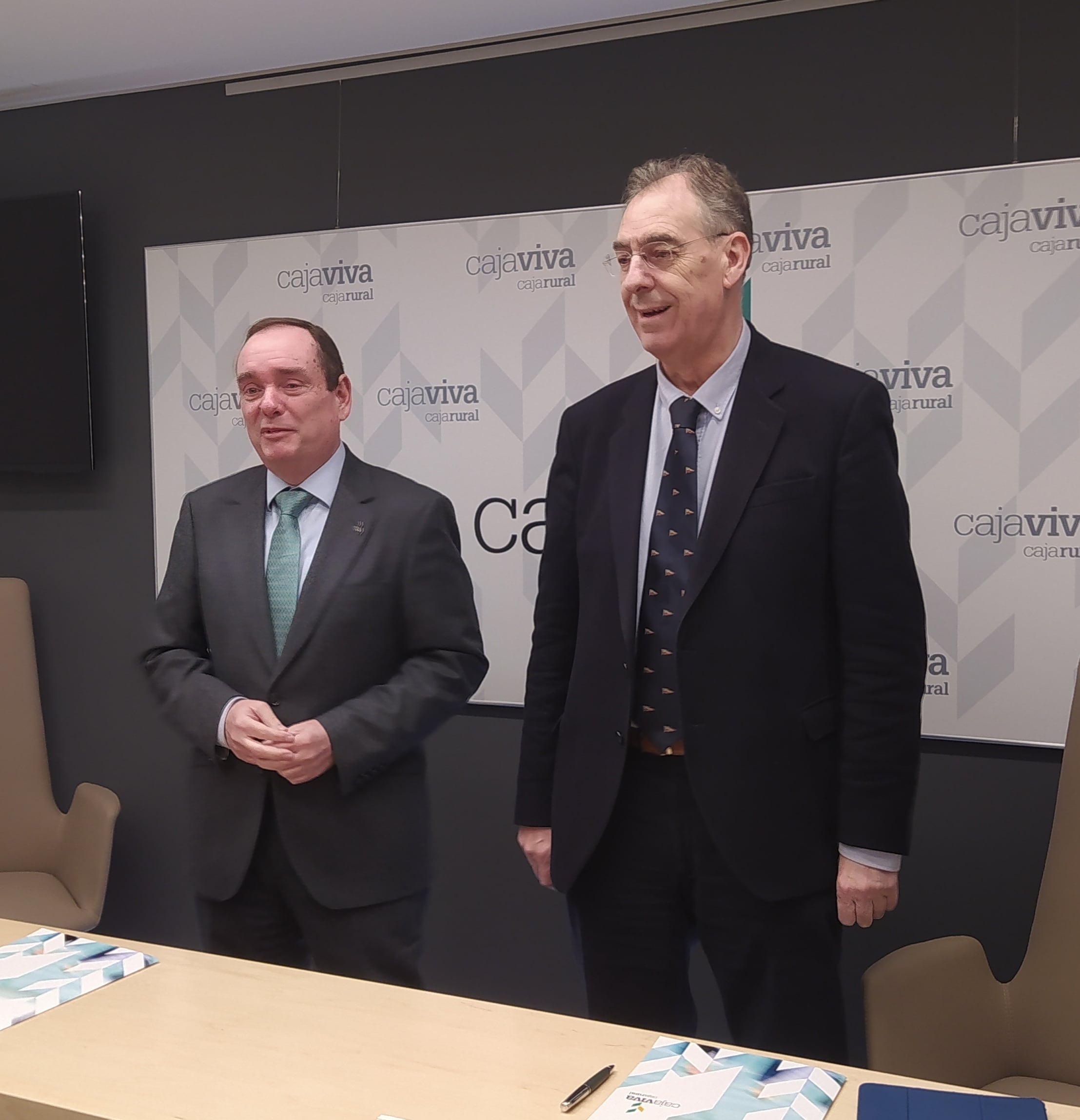 El Director general de Caja Viva, Ramón Sobremonte (izda) y el presidente de FAE, Miguel Ángel Benavente