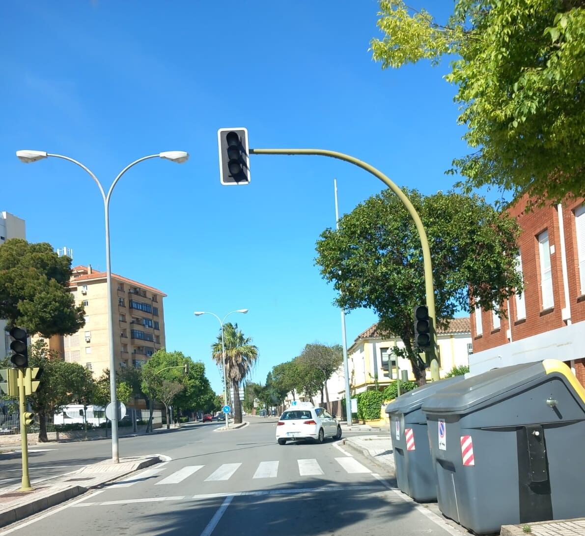 Un semáforo sin luz en el centro de Jerez