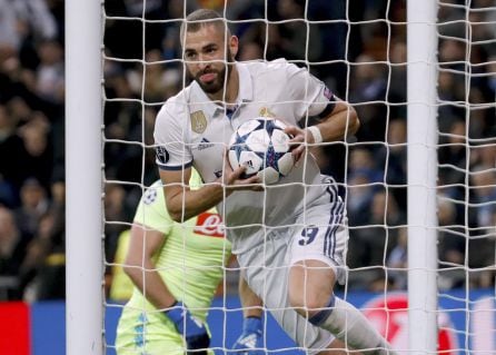 Karim Benzema recoge el balón de la portería del Nápoles tras hacer el 1-1.