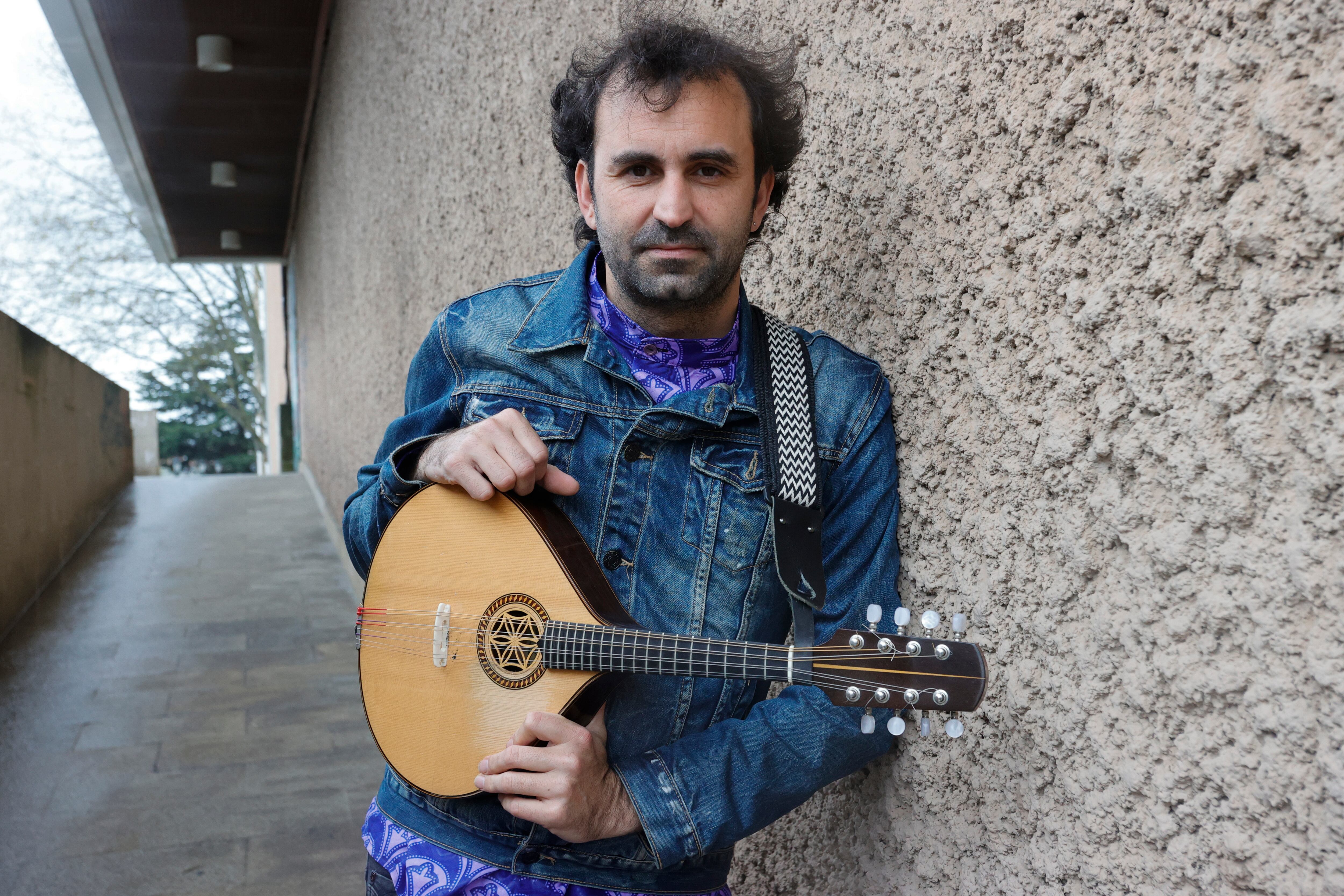 El músico ferrolano Fernando Barroso posa en Ferrol. EFE/ Kiko Delgado.