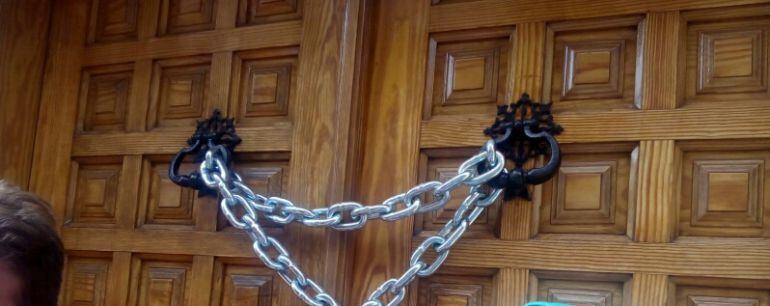 Imagen de la clausura ayer de la puerta de la DO