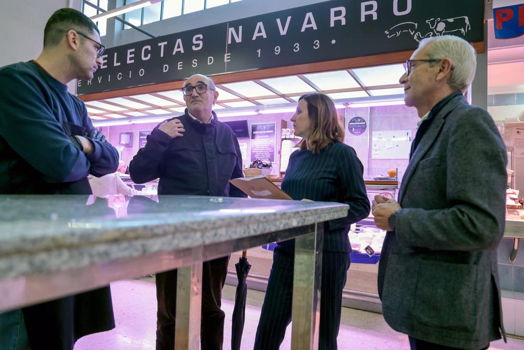 Visita de la alcaldesa María José Catalá y del concejal de Comercio y Mercados, Santiago Ballester, al mercado municipal de Rojas Clemente en València