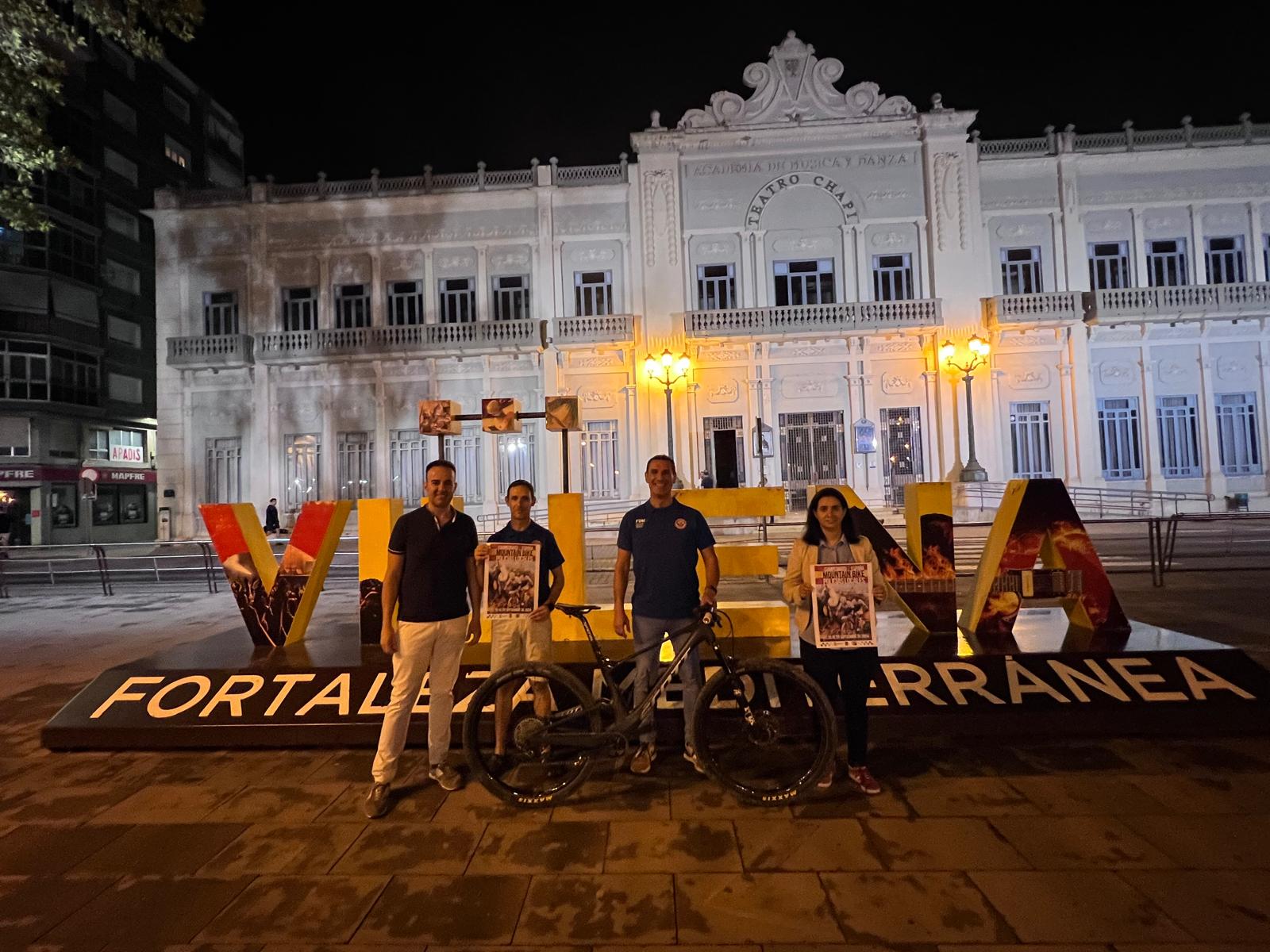 Agentes de la policía local con los concejales de Villena