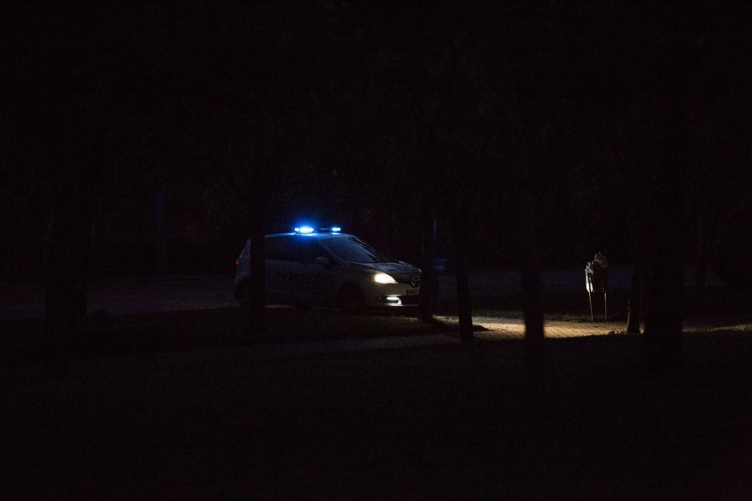 Un coche de la Policía Municipal patrullando por Madrid capital de noche