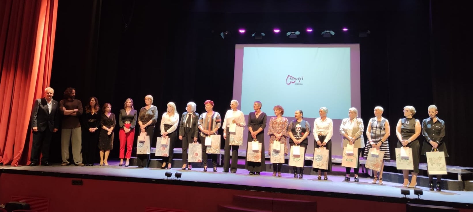 Las 12+1 pacientes-modelos que participan en el calendario de AcMAVI para el año 2024 durante la presentación