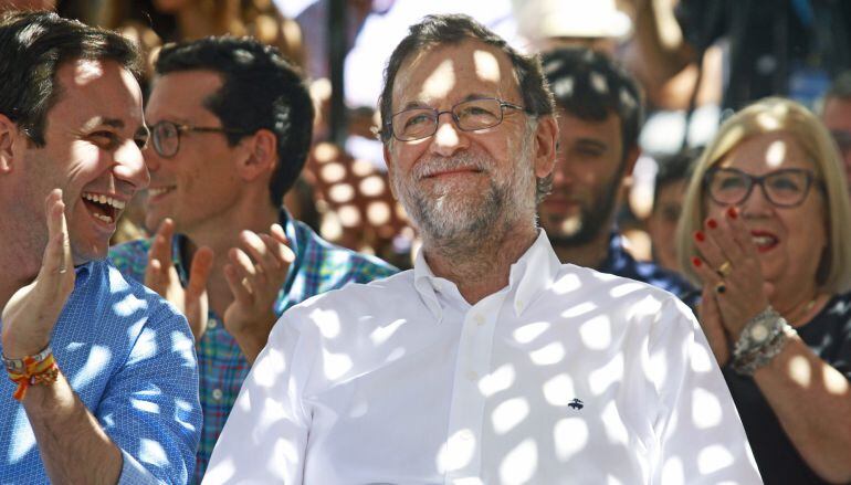 El presidente del Gobierno en funciones, Mariano Rajoy, durante un acto de campaña electoral que el PP ha celebrado hoy en Soller (Mallorca). 