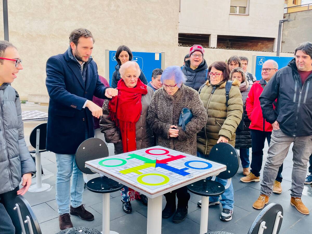 Monzón inaugura la plaza de La Ceca