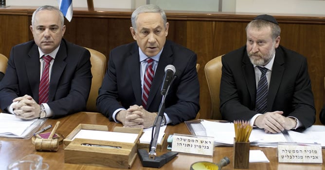 El primer ministro israelí, Benjamin Netanyahu (en el centro) atiende a la prensa.