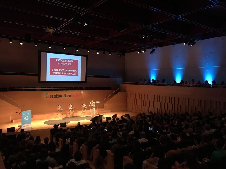 L'escriptora i psicòloga, Begoña Ibarrola, ha fet la primera classe magistral de la Jornada creativation Talks que es fa a Girona