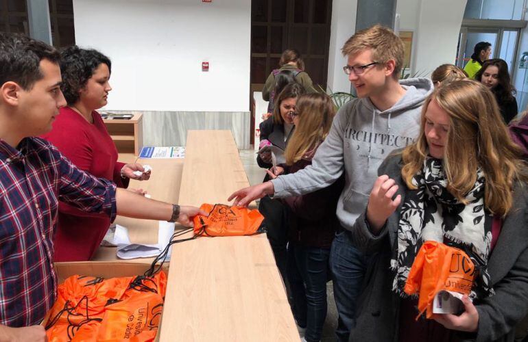 Entrega de material a estudiantes del programa Erasmus + KA107