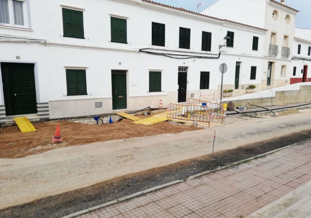 El GOB muestra como las calles de Es Migjorn ya se han levantado para instalar canalizaciones de gas.