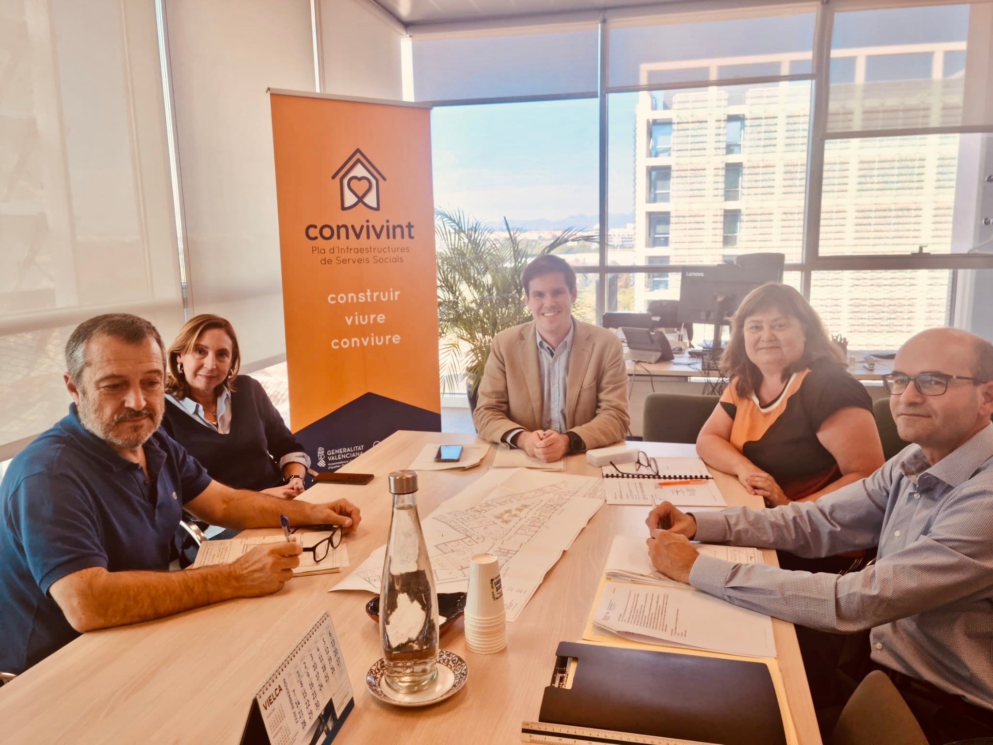 Enric Juan, director general de Infraestructuras de Servicios Sociales de la Conselleria de Igualdad y Políticas Inclusivas, Assumpta Domínguez, alcaldesa de Potries y el equipo técnico de la Conselleria y el arquitecto municipal de Potries.