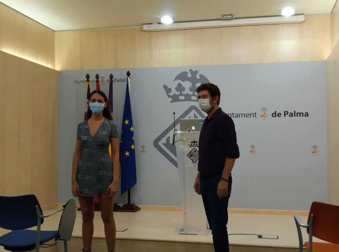 Directora general de Participación Ciudadana, Claudia Costa, y el concejal de Participación Ciudadana y Gobierno, Alberto Jarabo, en rueda de prensa.