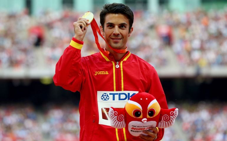 Miguel Ángel López posa con la medalla de oro en el podio de los 20 kilómetros marcha en los Mundiales de Pekín.