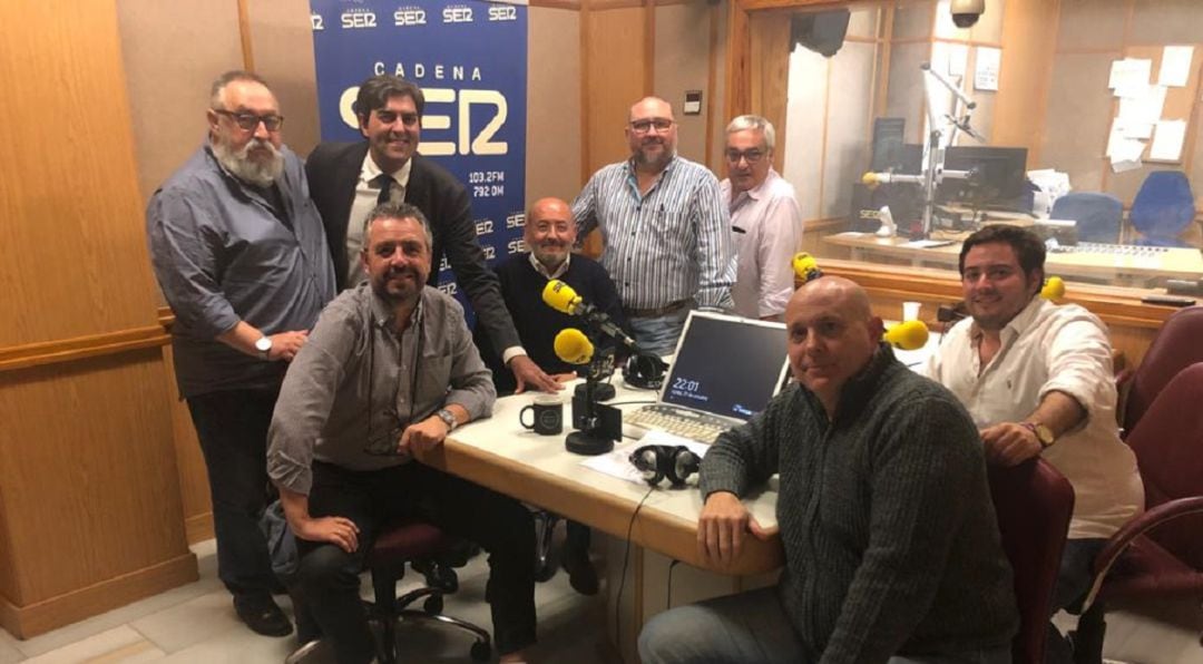 El equipo de Cruz de Guía en el estudio central de Radio Sevilla