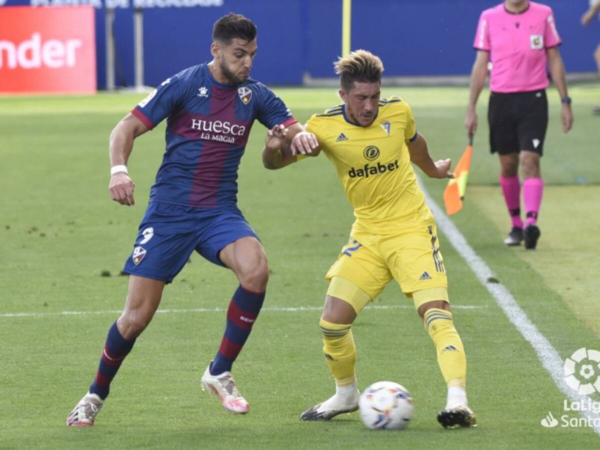 El Huesca quiere imponer su necesidad ante un Cádiz salvado