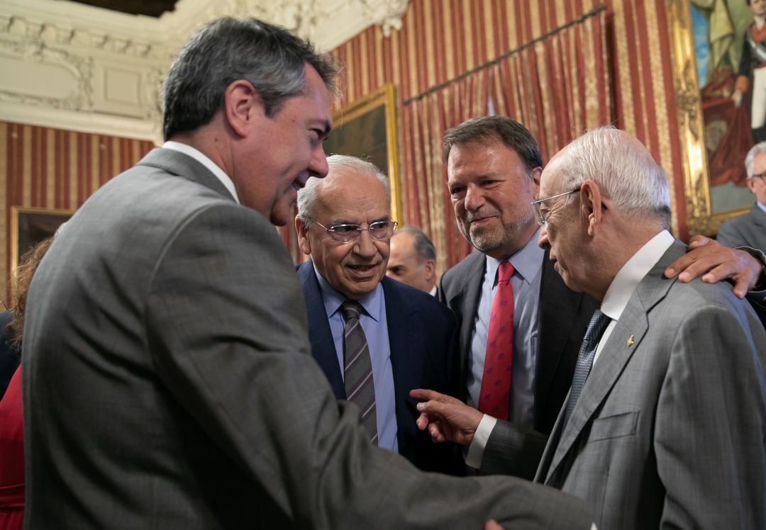 Alfonso Guerra y otros exdirigentes en el Ayuntamiento de Sevilla.