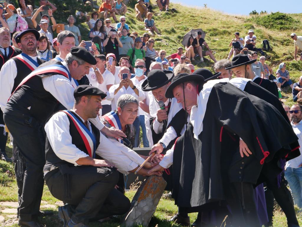 La piedra de San Martín, entre los pirenaicos valles de Roncal y Baretous (Francia) sirve de lugar de encuentro a las gentes de ambos lados de la frontera