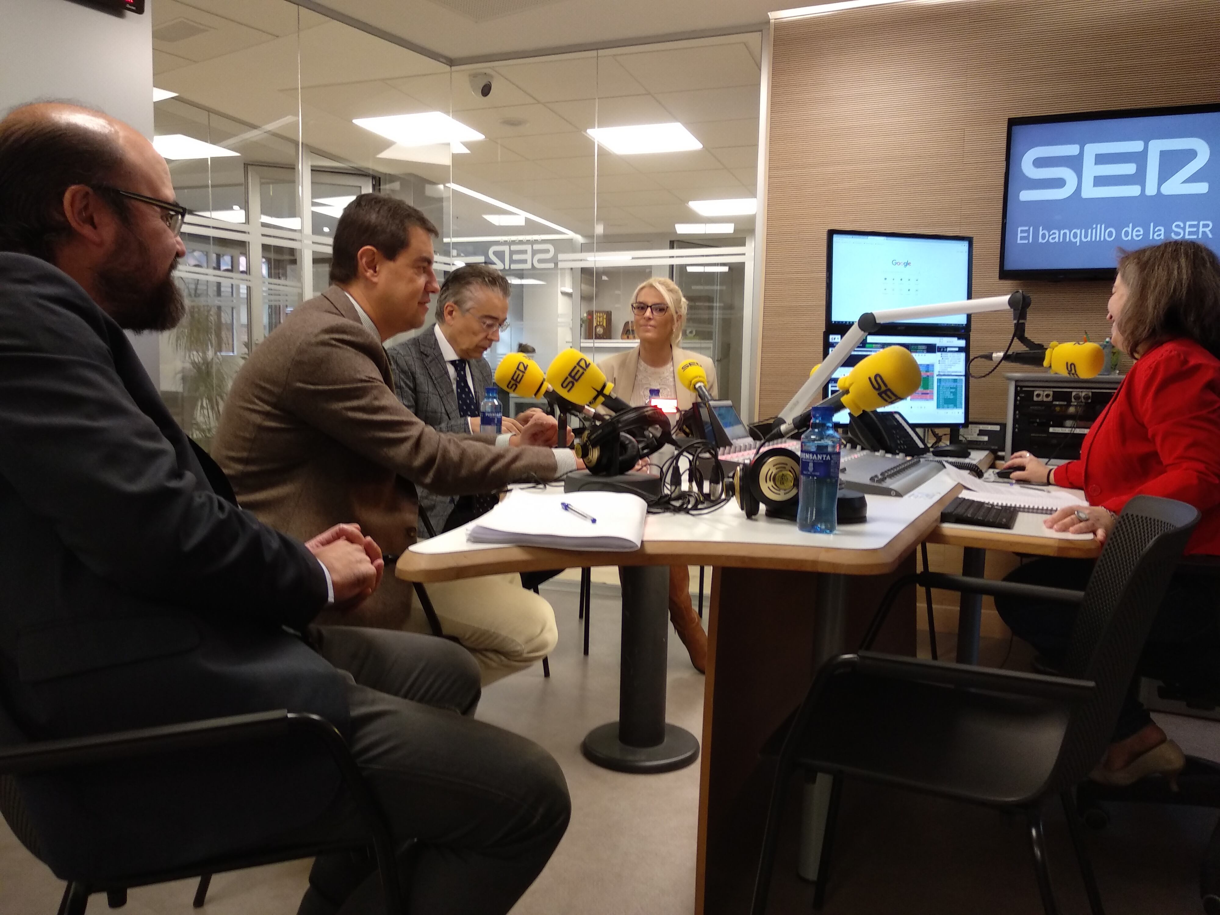 Mäximo López (en primer término a la izquierda) acompañó al anterior Consejero de Presidencia, Ángel Ibáñez, a una entrevista en Radio Aranda