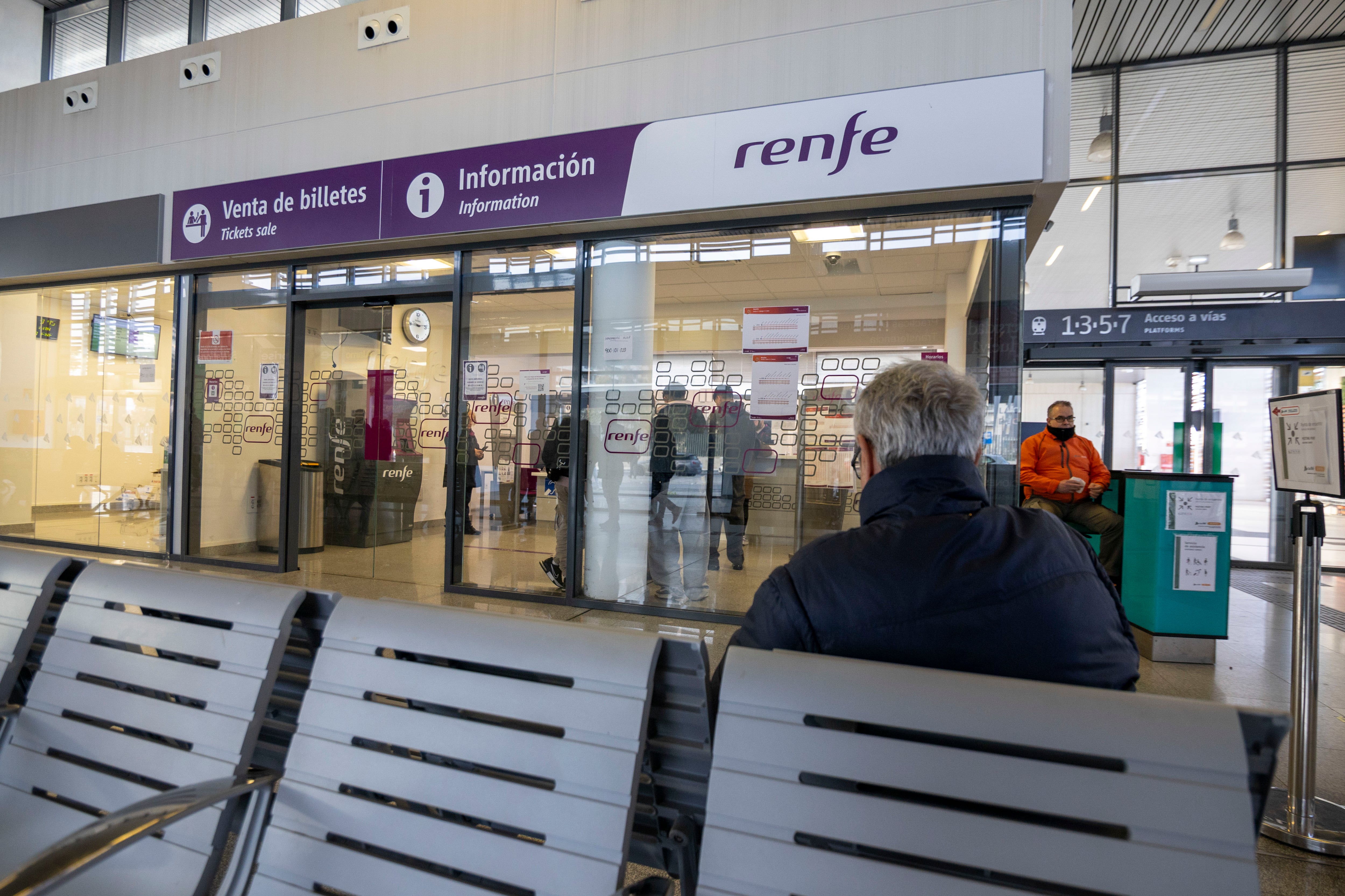 Vista de la estación de tren Huelva este lunes, tras el accidente en el que han fallecido al menos 15 personas de la provincia. EFE/ Alberto Díaz