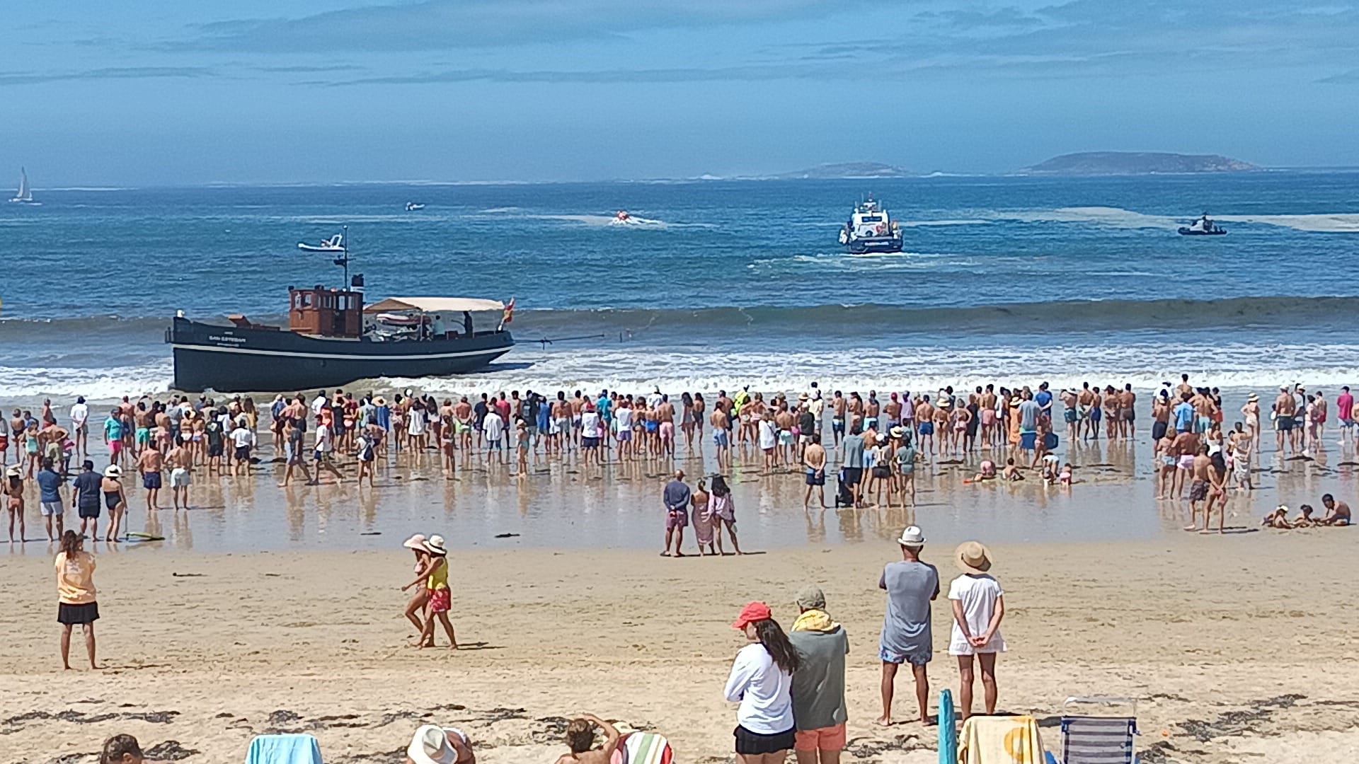 Un barco encalla en Playa América ante la mirada de los bañistas
