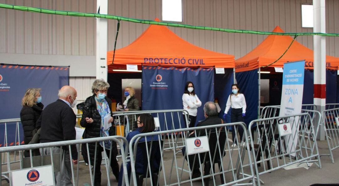 Des d'avui i fins la setmana vinent els adolescents i joves reben la primera dosis de la vacuna Pfizer enviades per Espanya