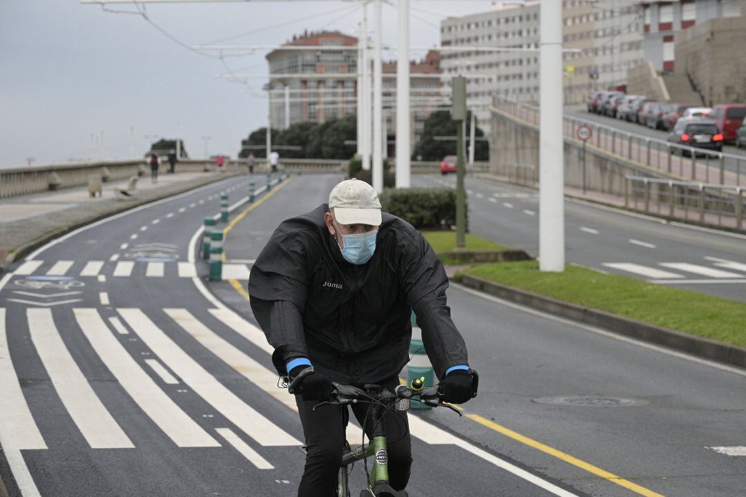 Una persona corre en solitario y con mascarilla 