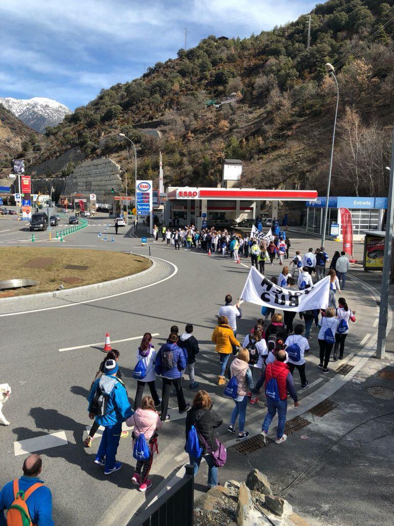 Marxa dels treballadors del Punt de Trobada per aconseguir una rotonda davant del centre comercial