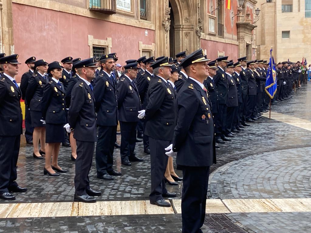 Agentes de la Policía Nacional en formación durante el acto celebrado en la plaza Belluga de Murcia
