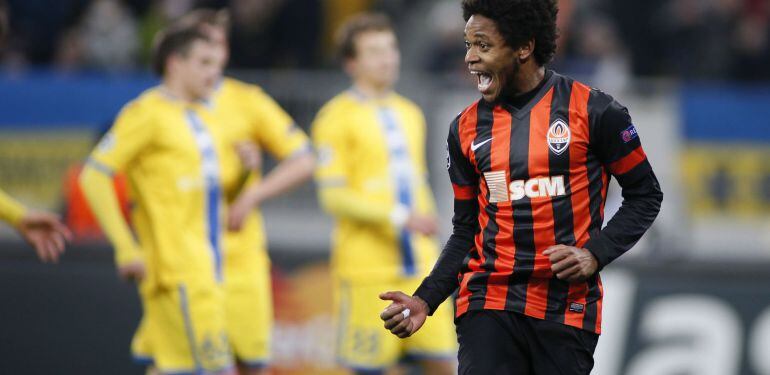 Luiz Adriano celebra un tanto al BATE en la Champions.