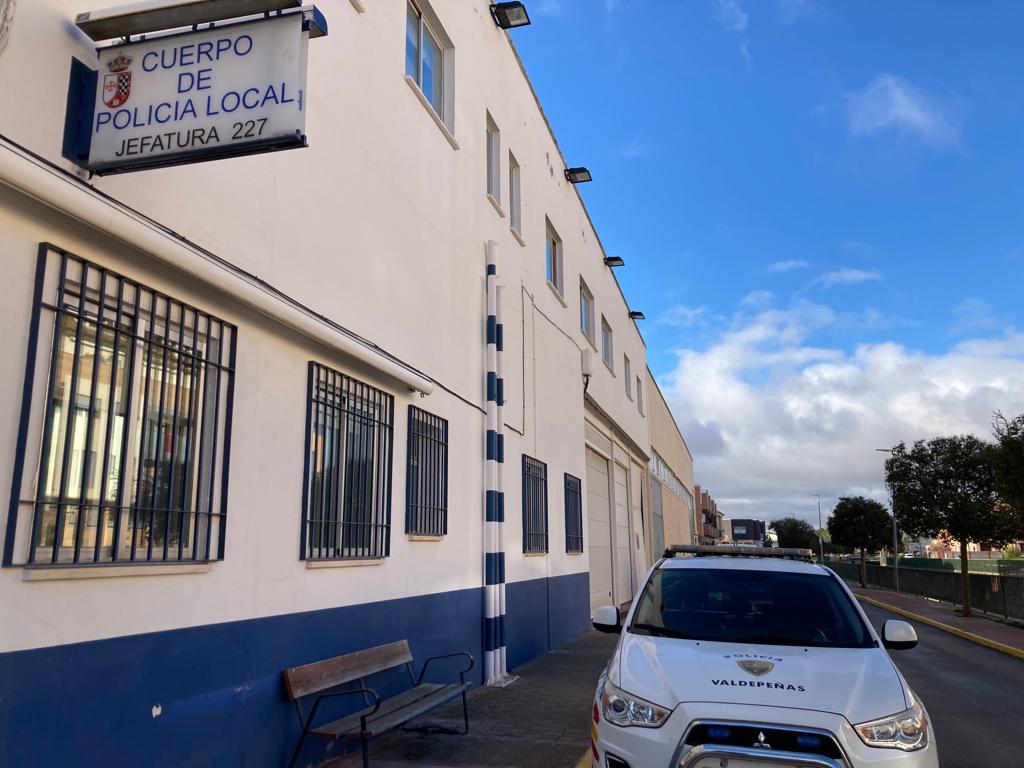 Imagen de archivo de la fachada central de la comisaría de la Policía Local de Valdepeñas, junto a un coche patrulla