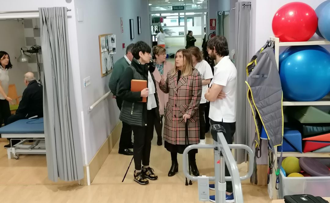 La directora del Credine, Rocío Allande, conversa con Mónica Oviedo (Cocemfe) en las instalaciones de Viesques. 