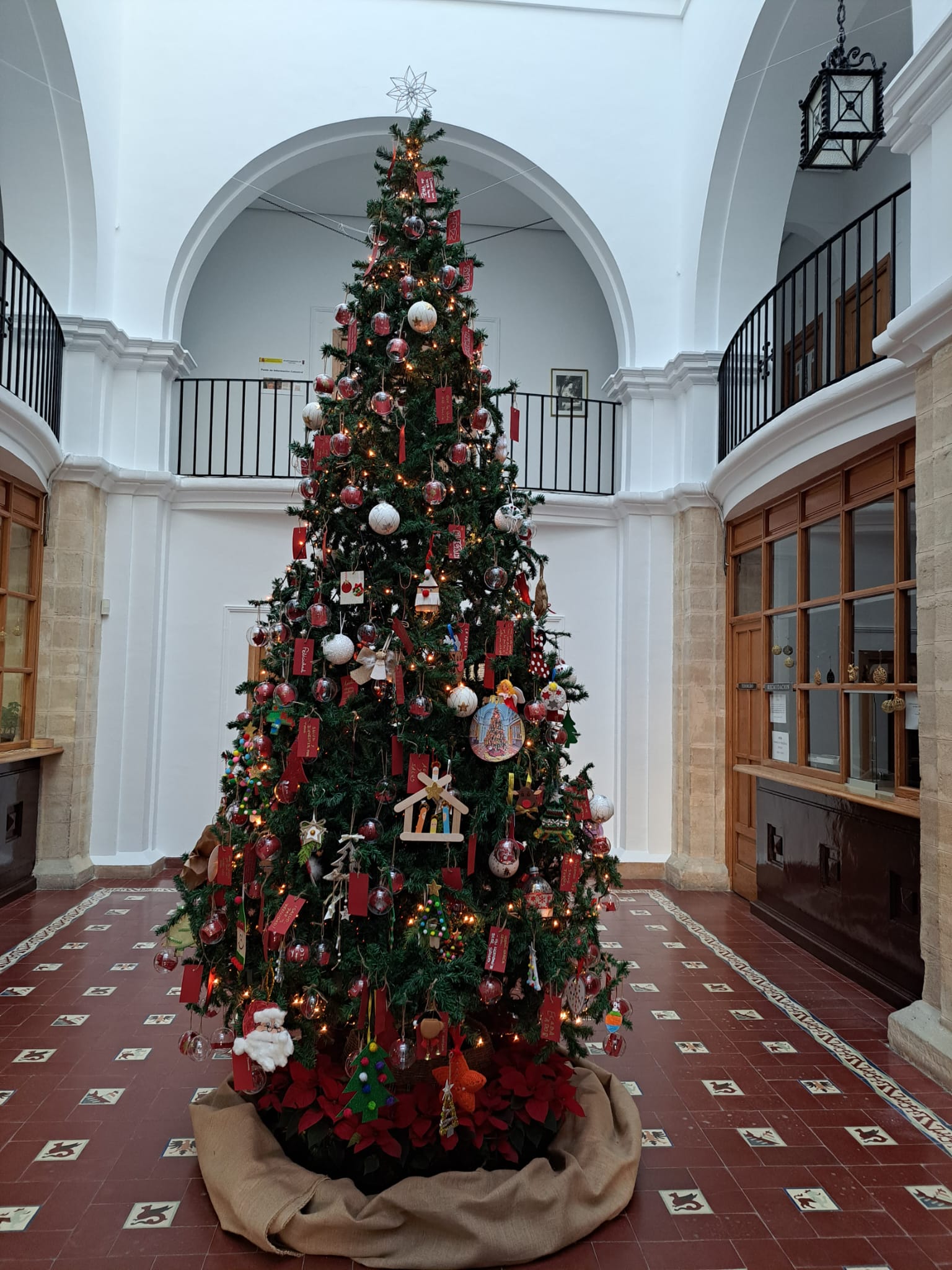 Ambiente navideño en el Ayuntamiento de Porcuna.