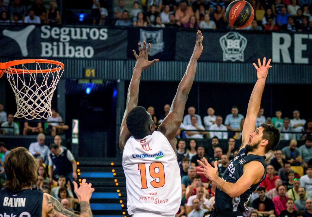 Fall trata de evitar un lanzamiento de Axel Bouteille.