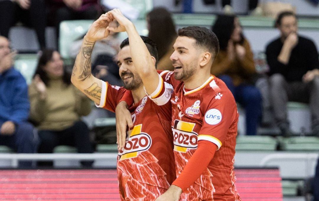 Álex Yepes celebra junto a Andresito el gol que le ha llevado a batir el récord histórico de ElPozo Murcia