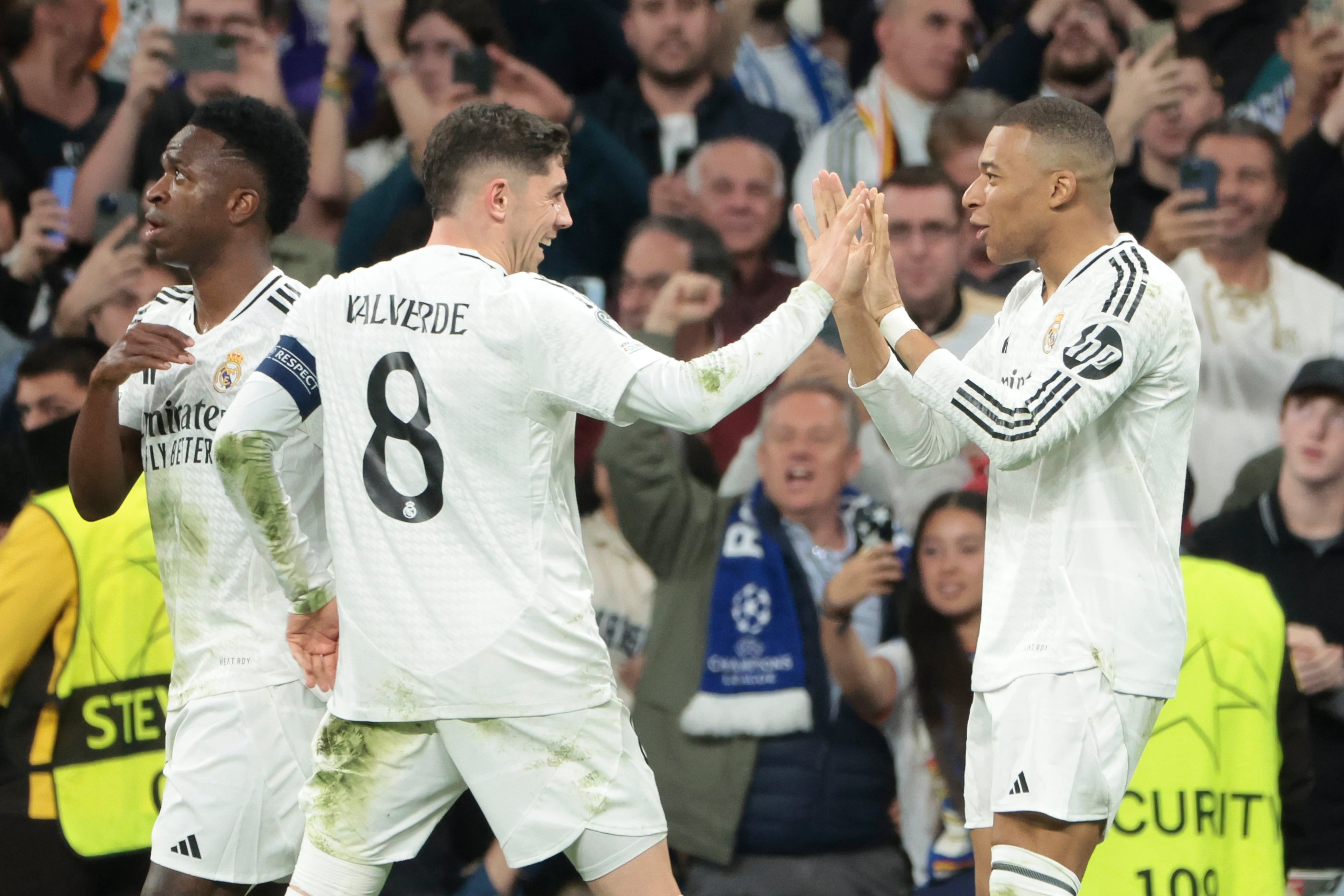 Kylian Mbappé y Fede Valverde celebran un gol del Real Madrid ante el Manchester City en la Champions League