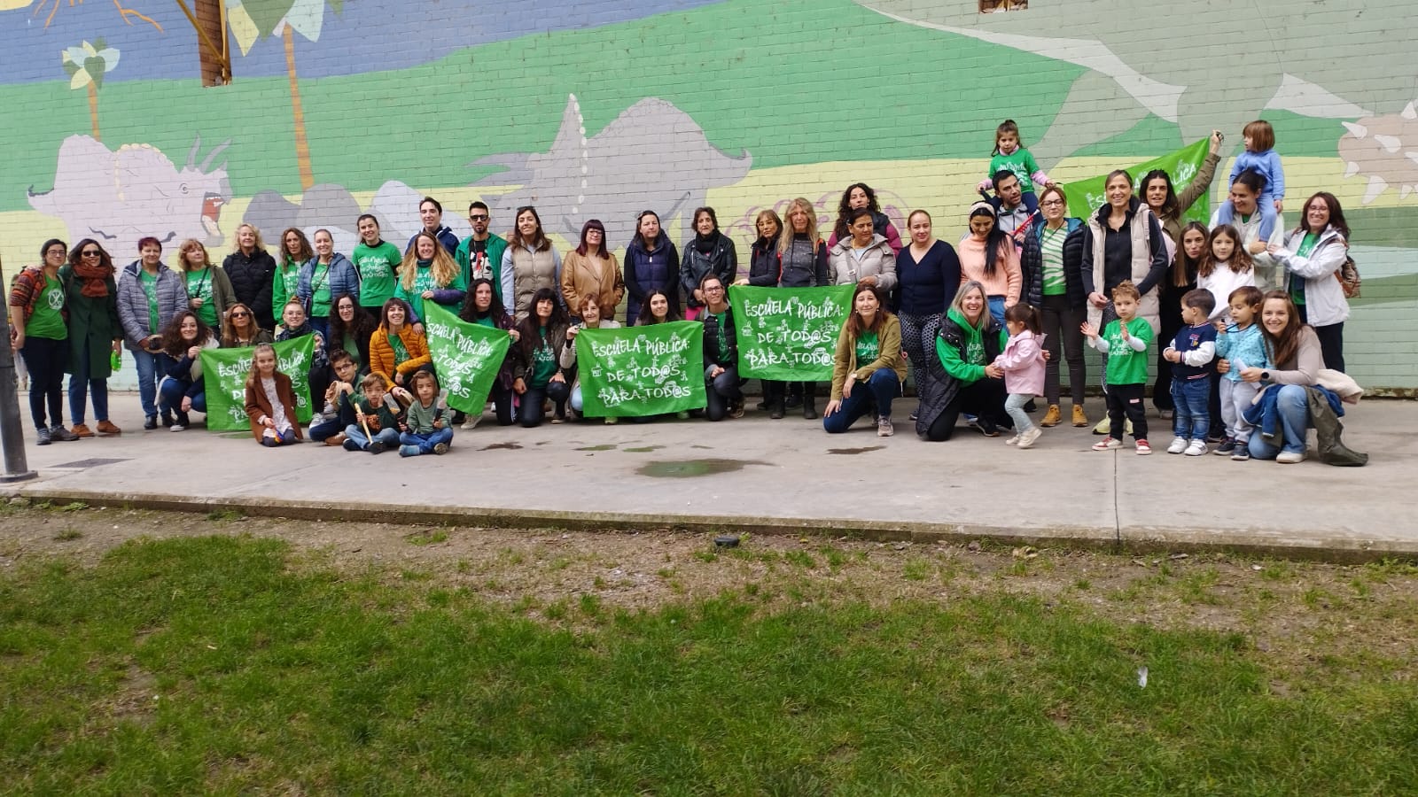 Concentración de las comunidades educativas del Pedro J. Rubio y Pirineos-Pirénées de Huesca