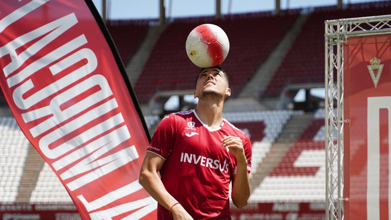Agim Zeka en su presentación como jugador del Real Murcia.