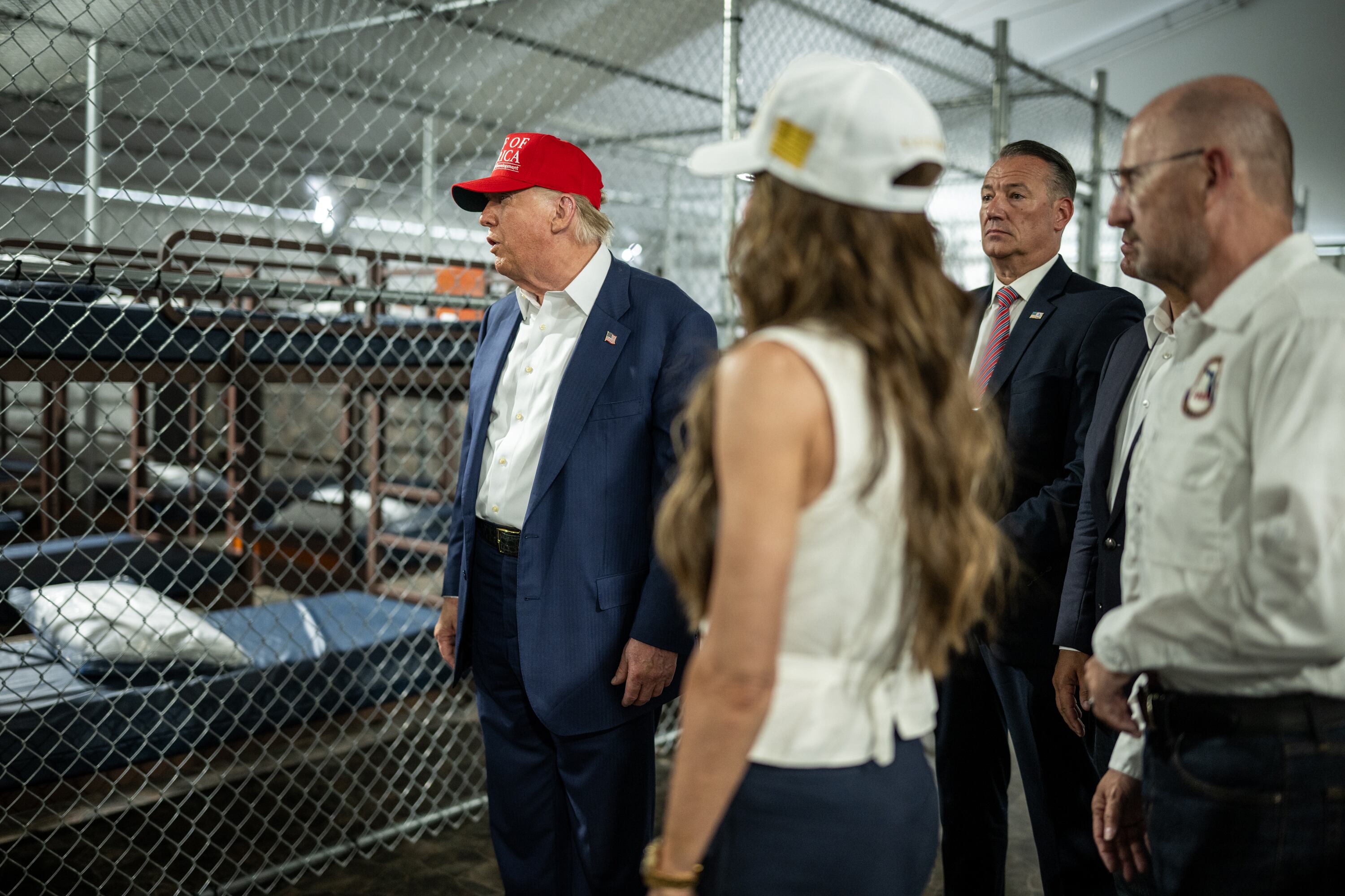 El presidente de los Estados Unidos, Donal Trump durante una visita al centro de detención para migrantes &#039;Alligator Alcatraz&#039; (Alcatraz caimán) en Miami (Estados Unidos).